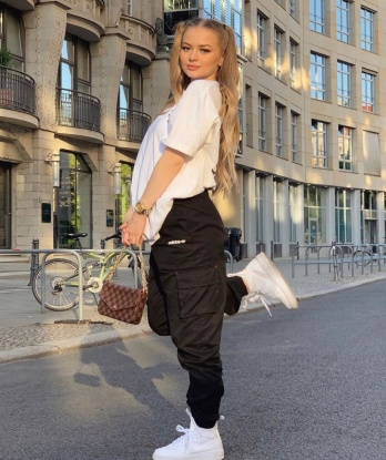 Воплотим все твои фантазии в реальность! Мои услуги покрывают широкий спектр желаний, от классического секса до ролевых игр. Я мастерствую в искусстве массажа, умею доставлять удовольствие каждой клеточке твоего тела. Фотографии настоящие, проверено временем и отзывами. Встречи провожу в комфортных апартаментах в центре Москвы. Добавь немного страсти и разврата в свою жизнь, и я помогу тебе в этом. Жду тебя 💋🔥🔞 #Москва #Москвы #вМоскве 12527, 23 года